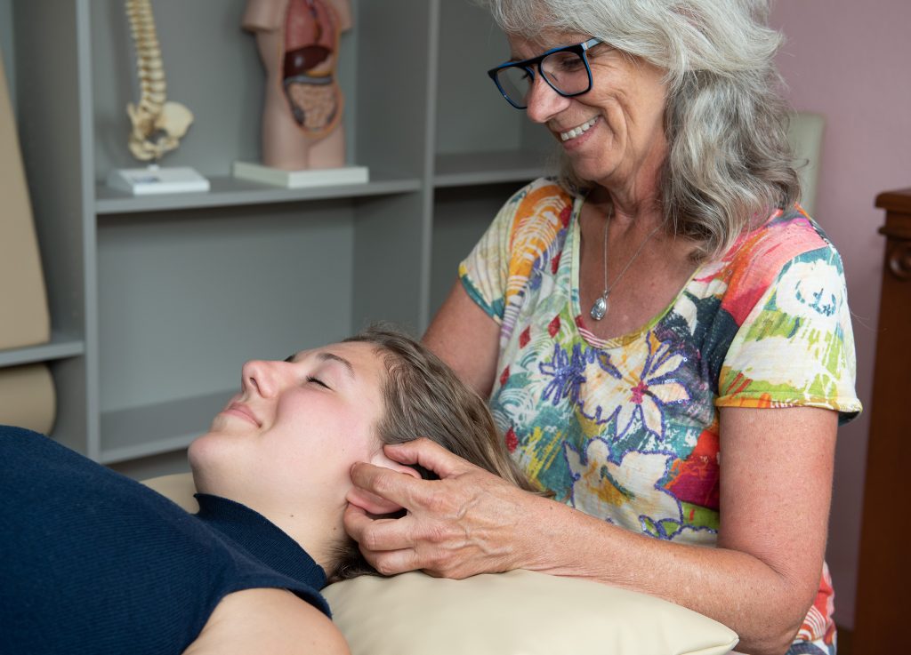 Simone Huss bei einer osteopathischen Behandlung des Innenohrs